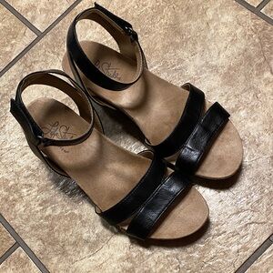 Life Stride Black and Tan Size 6.5M Women's Comfy Sandals Summer